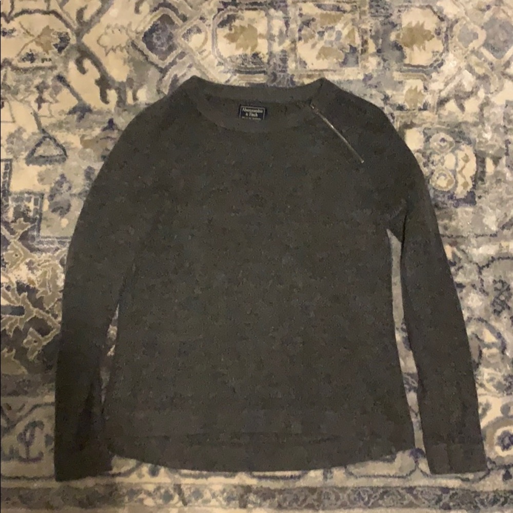 Long sleeve grey sweater